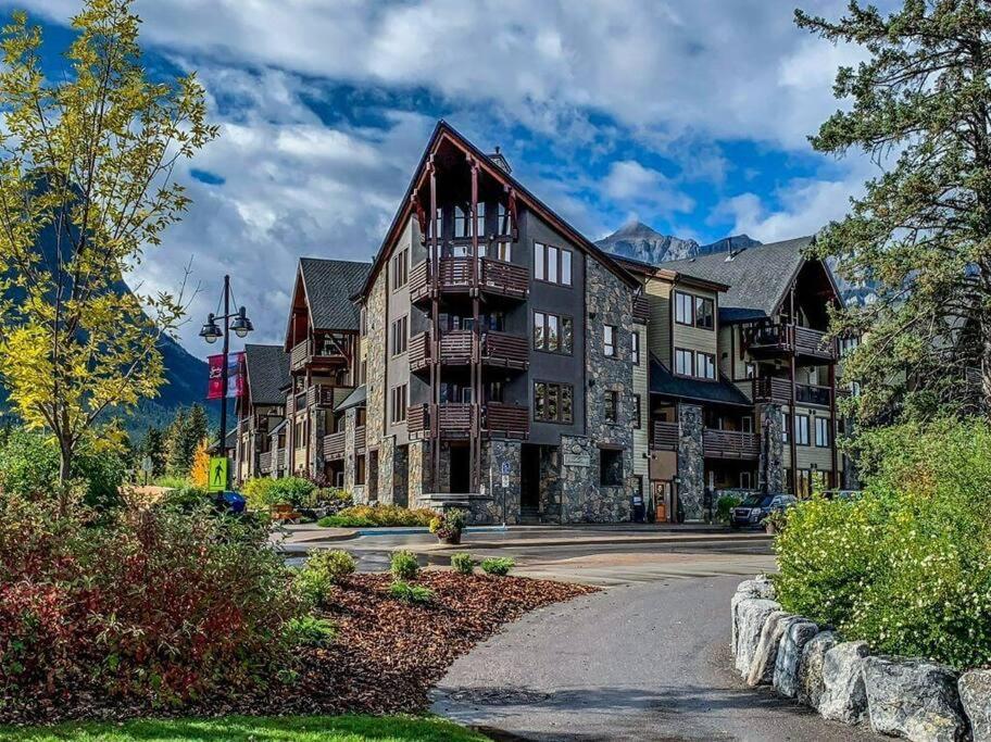 Luxurious Rundle Cliffs Lodge In Spring Creek Canmore Exterior foto